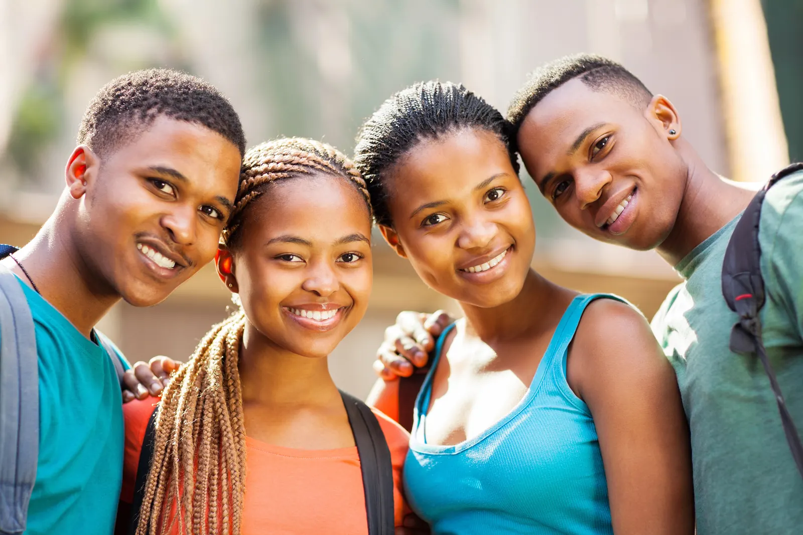 Groupe d’étudiants souriants sur un campus